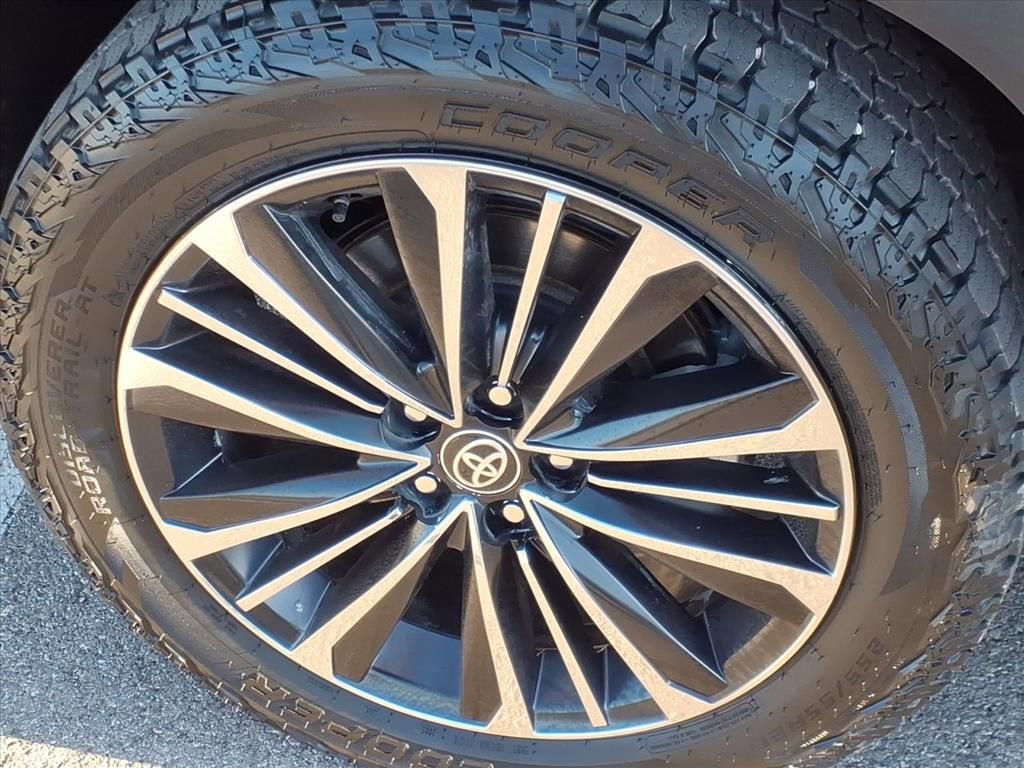 Used 2024 Toyota Grand Highlander AWD Hybrid image 12