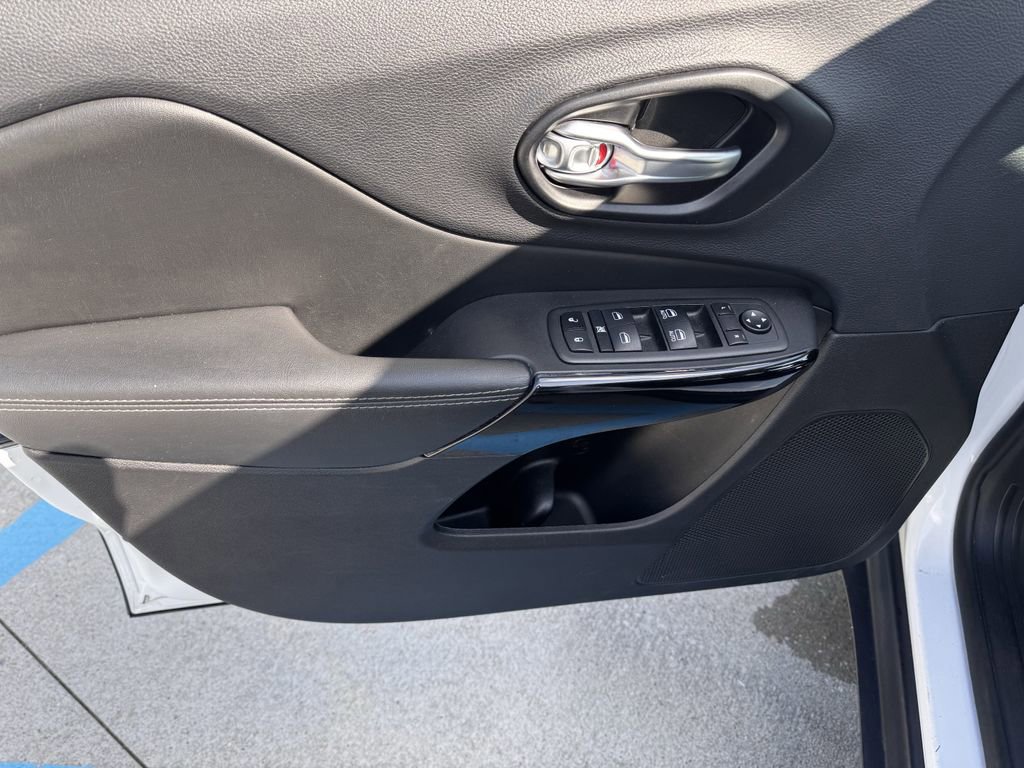 Used 2023 Jeep Cherokee Altitude Lux image 8