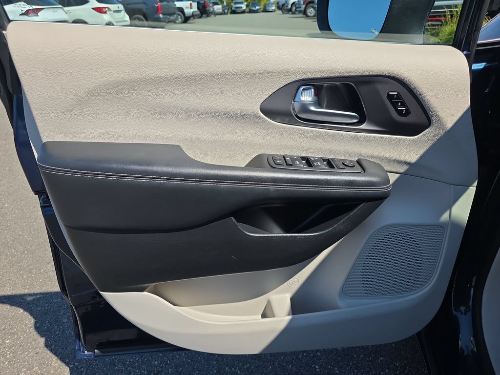 Used 2023 Chrysler Pacifica Touring-L FWD image 17