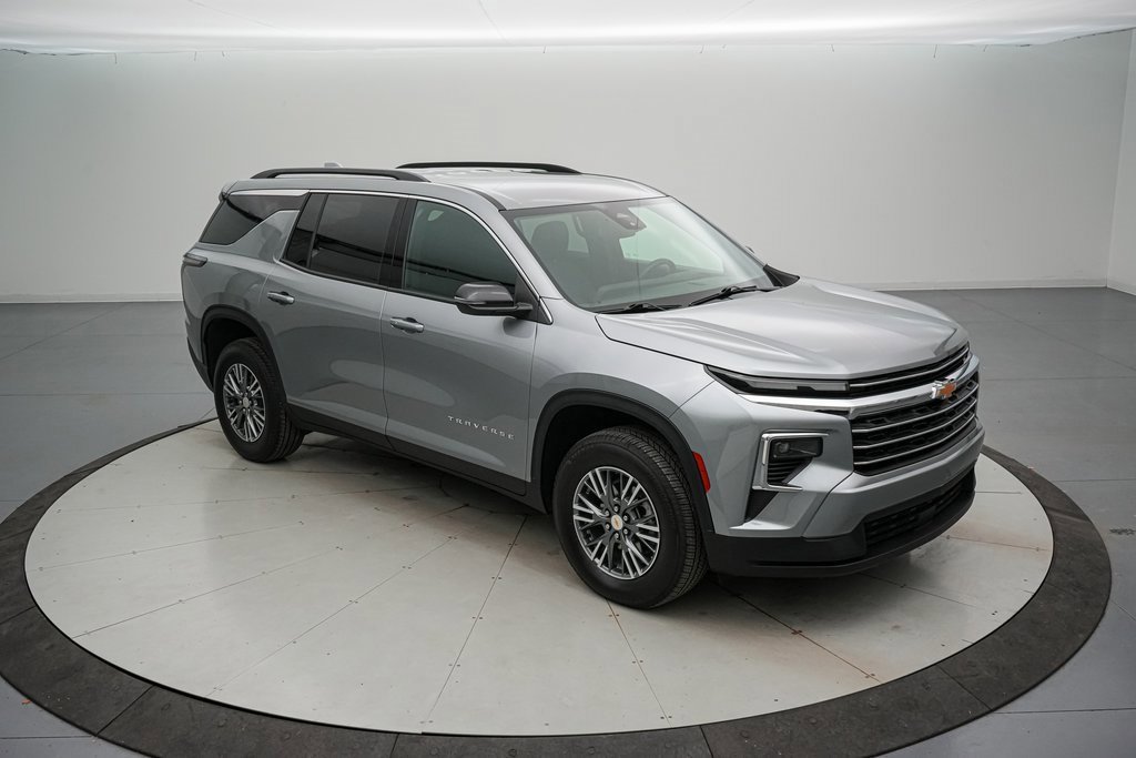 Used 2025 Chevrolet Traverse LT image 8