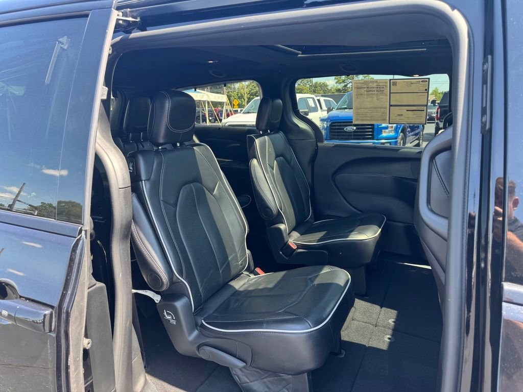 Used 2025 Chrysler Pacifica Limited FWD image 18