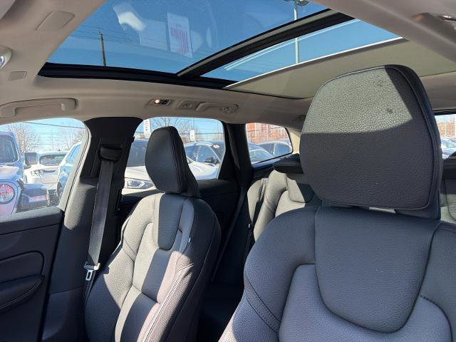 Used 2021 Volvo XC60 T5 Momentum w/ Premium Package image 14