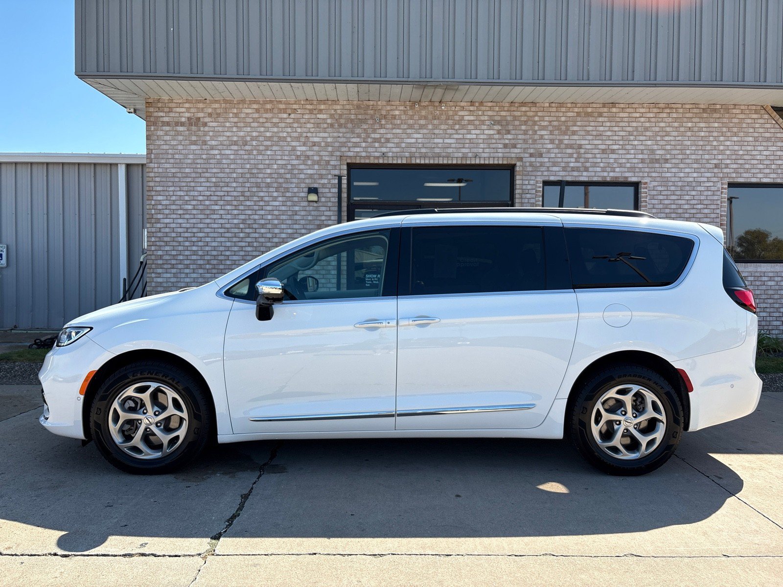 Used 2023 Chrysler Pacifica Limited AWD/4WD image 2