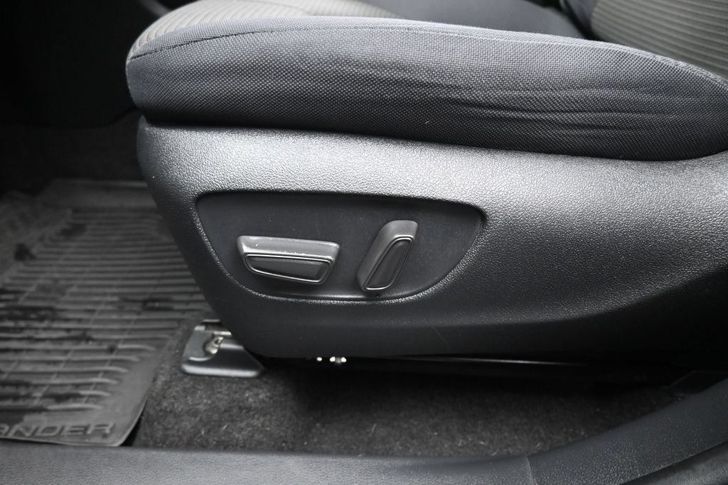 Used 2023 Toyota Highlander LE AWD/4WD image 11