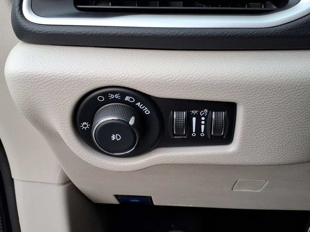 Used 2024 Chrysler Pacifica Touring-L FWD image 19