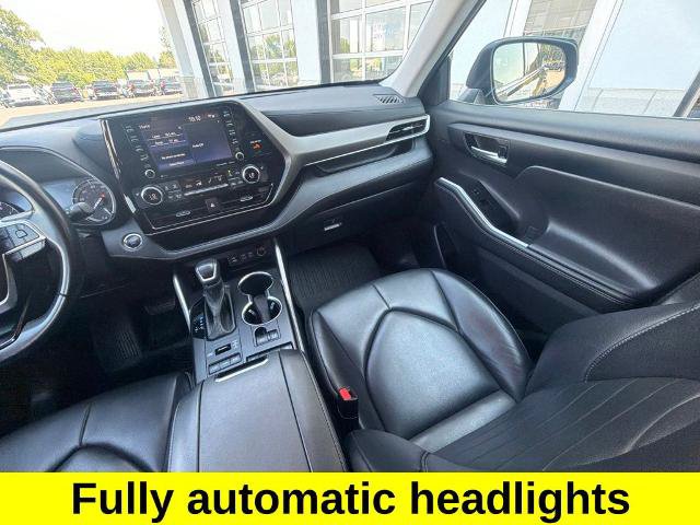 Used 2022 Toyota Highlander XLE AWD/4WD image 12