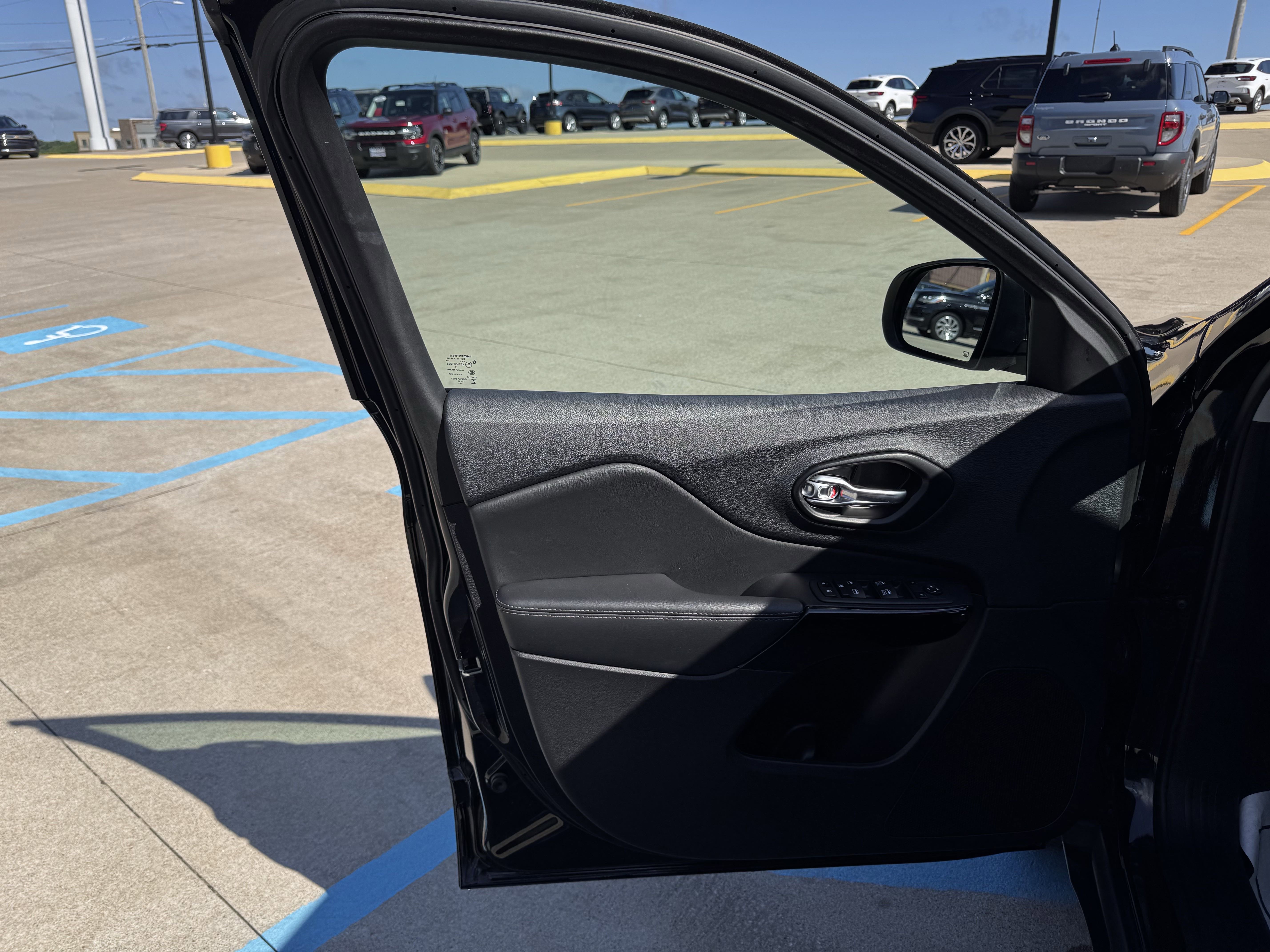 Used 2023 Jeep Cherokee Altitude Lux image 7