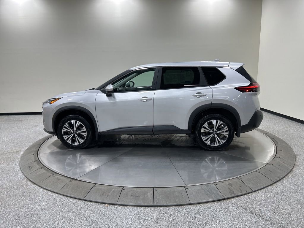 Used 2023 Nissan Rogue SV image 2