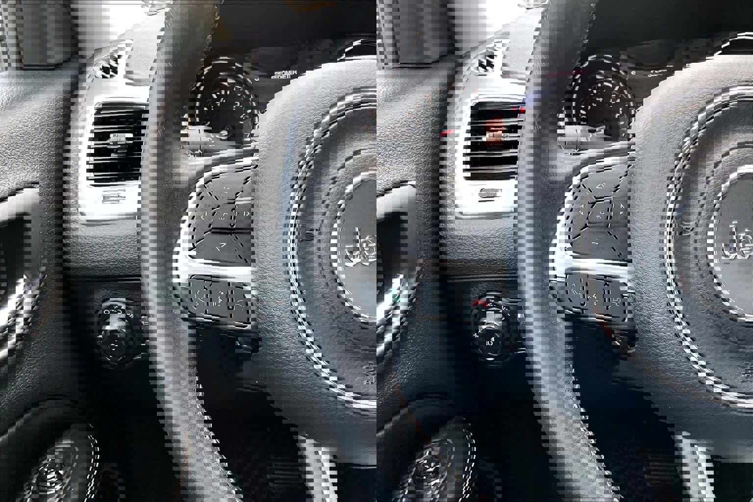 Used 2018 Jeep Compass Latitude w/ Popular Equipment Group image 26