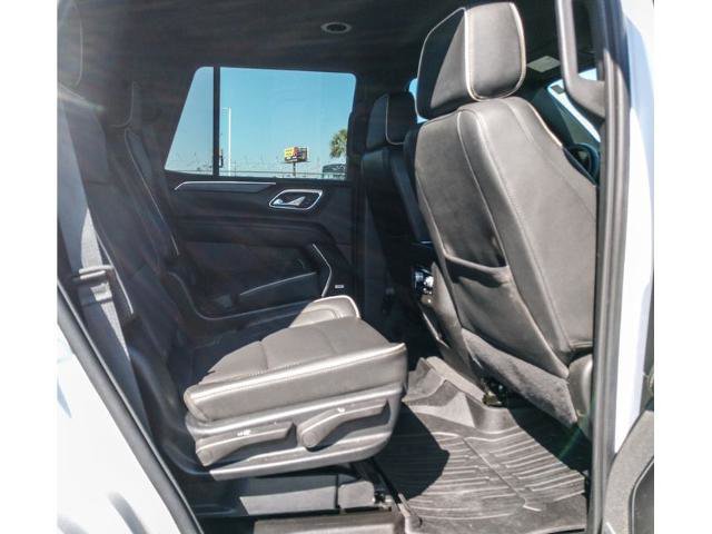 Used 2023 GMC Yukon SLT w/ SLT Luxury Package image 15