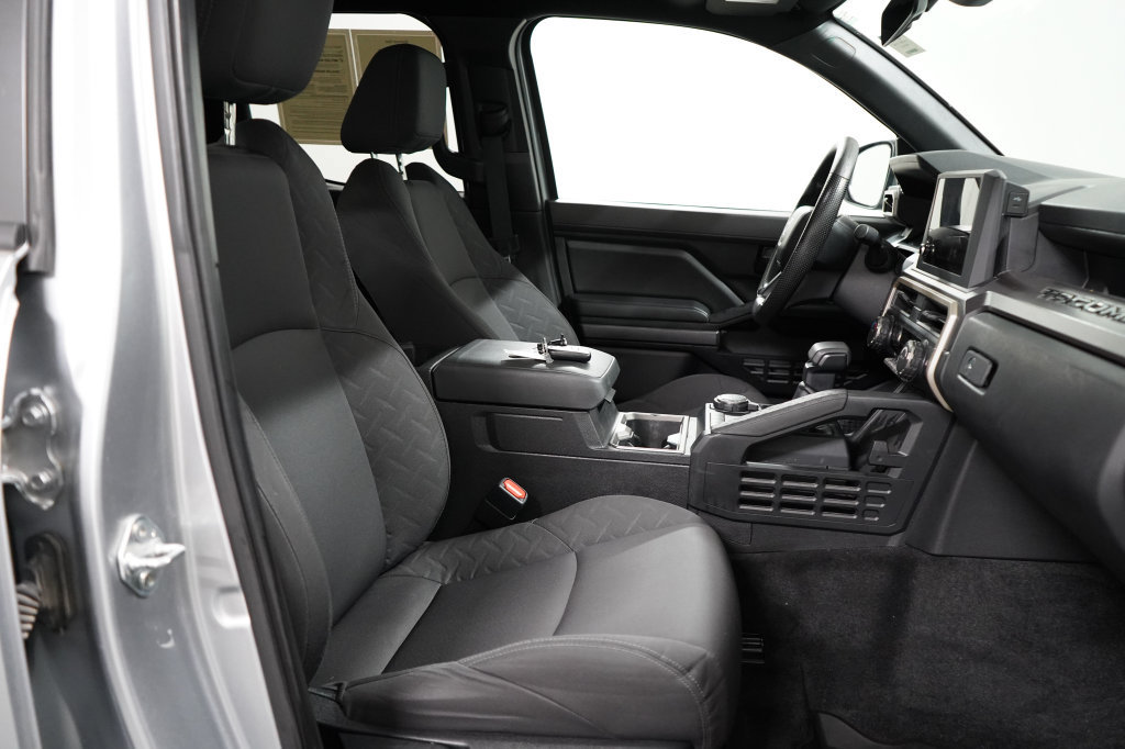 Used 2025 Toyota Tacoma SR5 AWD/4WD image 25
