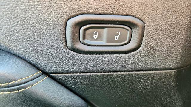Used 2025 Jeep Wrangler Unlimited Sahara image 21