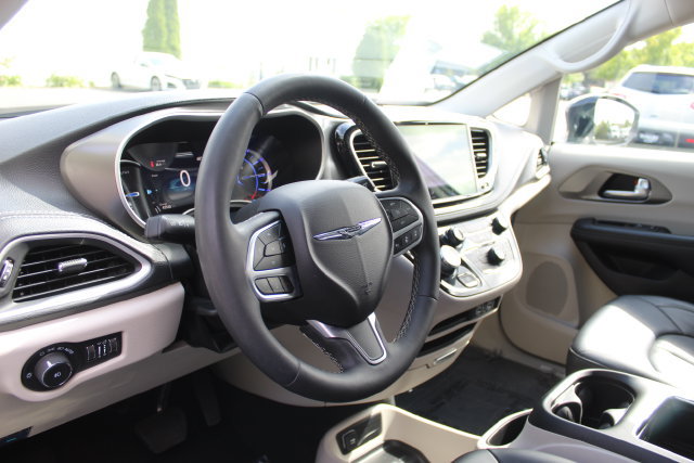 Used 2024 Chrysler Pacifica Limited FWD image 11