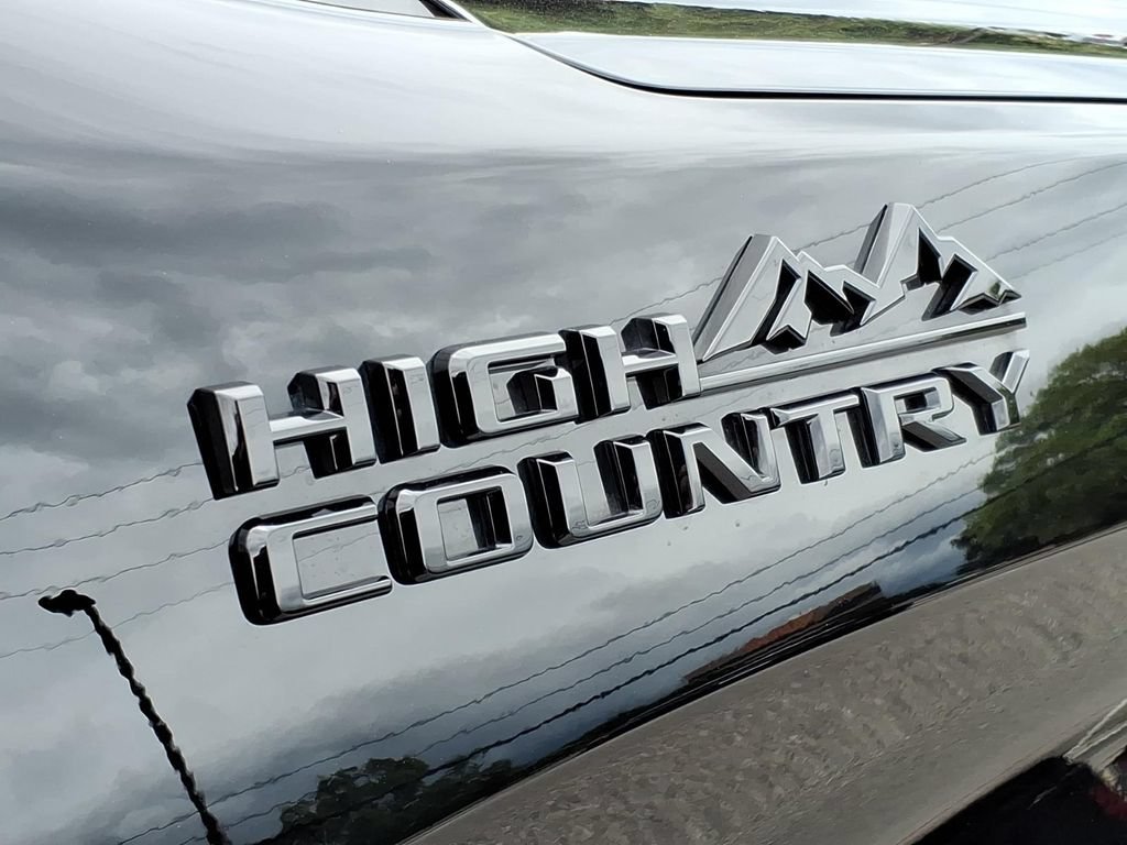 Used 2022 Chevrolet Silverado 1500 High Country w/ Technology Package AWD/4WD image 3