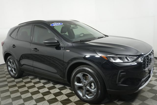 Certified 2025 Ford Escape ST-Line AWD/4WD image 2