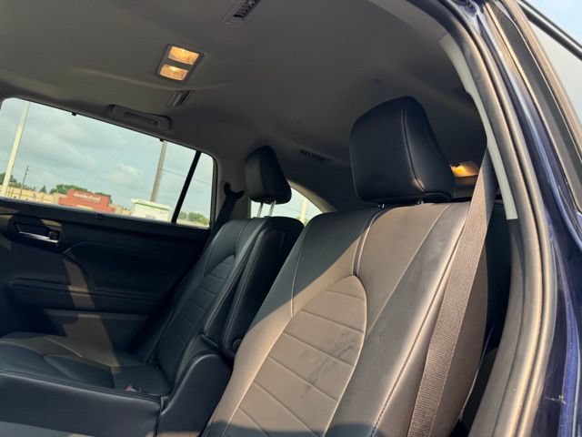 Used 2020 Toyota Highlander XLE AWD/4WD image 11