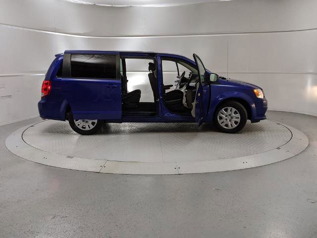 Used 2018 Dodge Grand Caravan SE w/ UConnect Hands-Free Group image 9