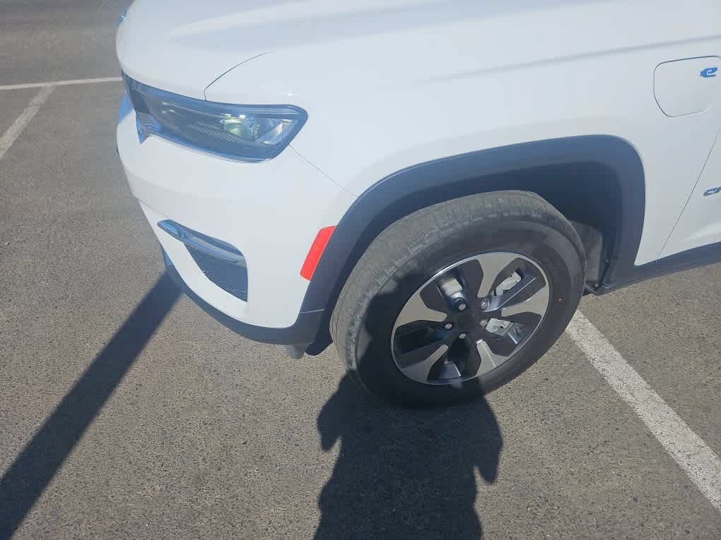 Used 2023 Jeep Grand Cherokee 4WD 4xe image 3
