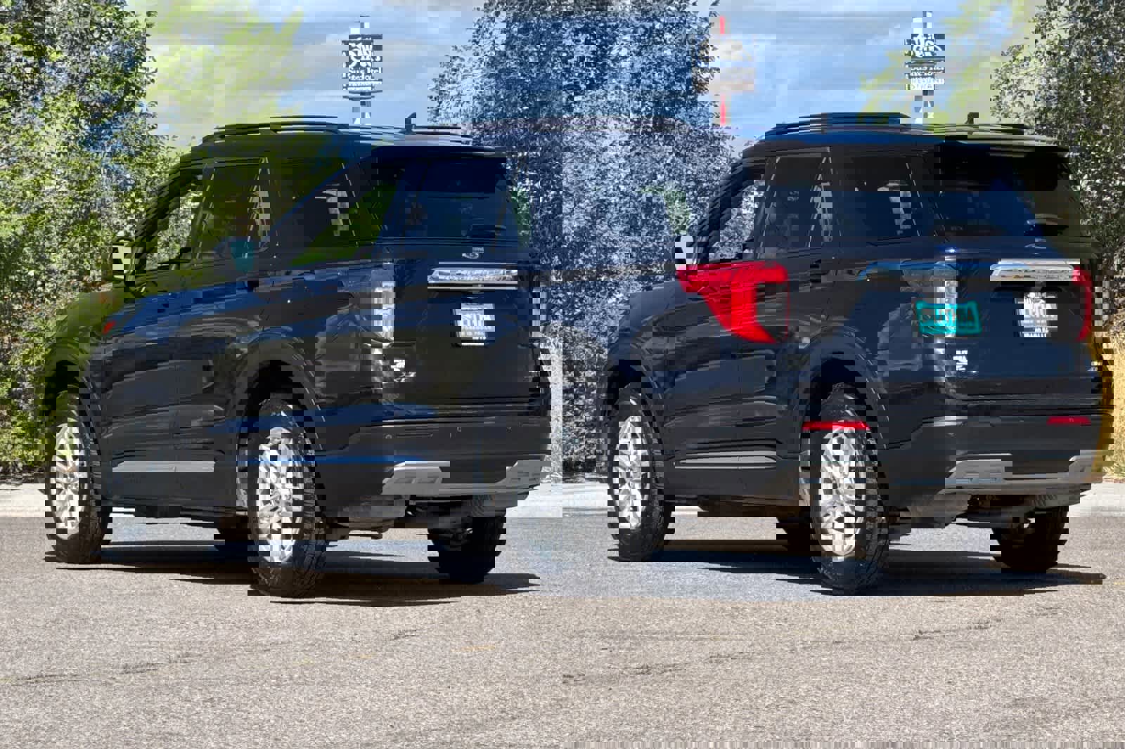 Certified 2024 Ford Explorer XLT w/ Equipment Group 202A image 3