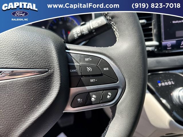 Used 2024 Chrysler Pacifica Touring-L FWD image 22