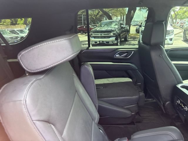 Used 2022 Chevrolet Suburban LT w/ Luxury Package RWD image 12
