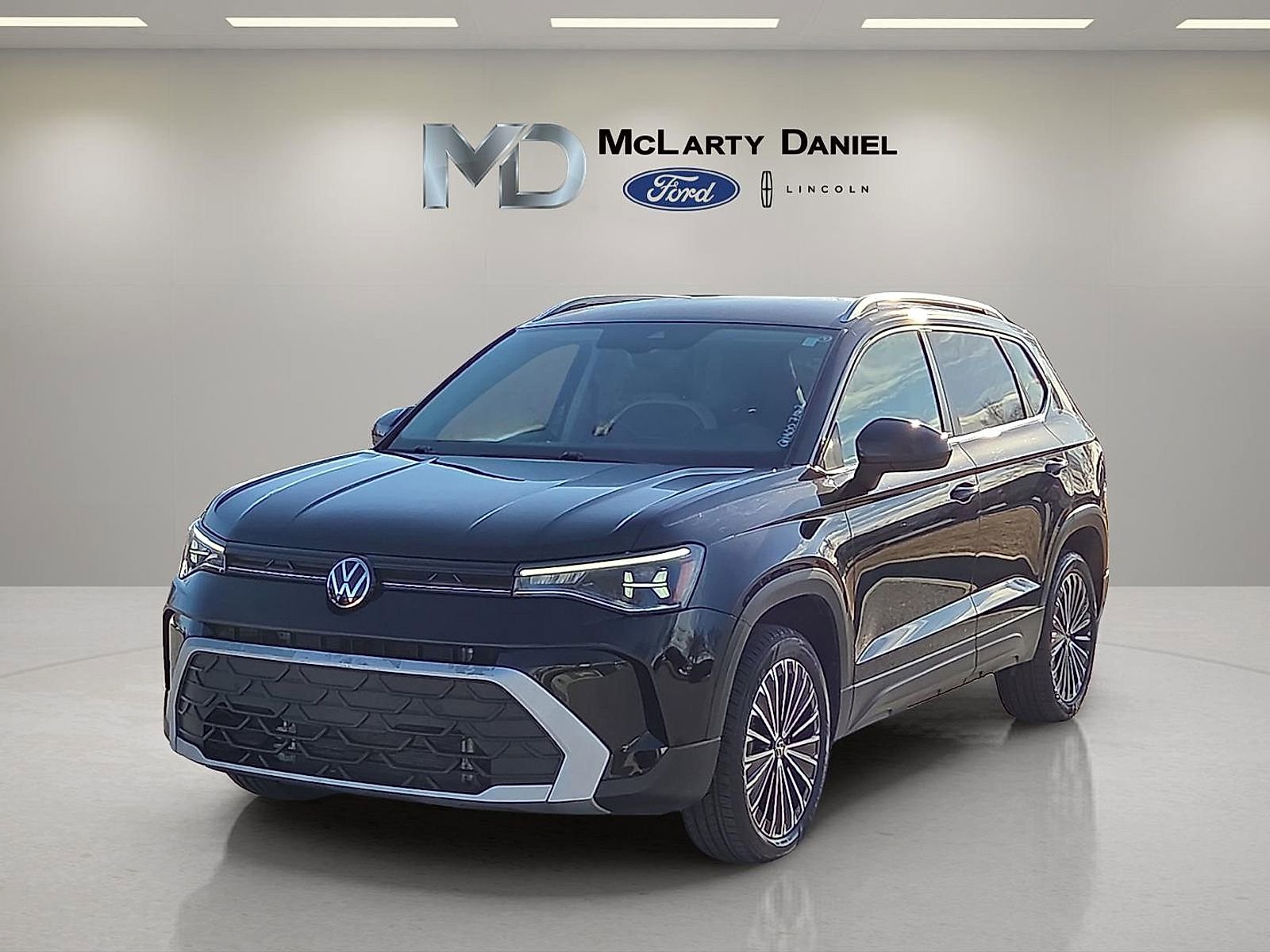 Used 2025 Volkswagen Taos SE image 2