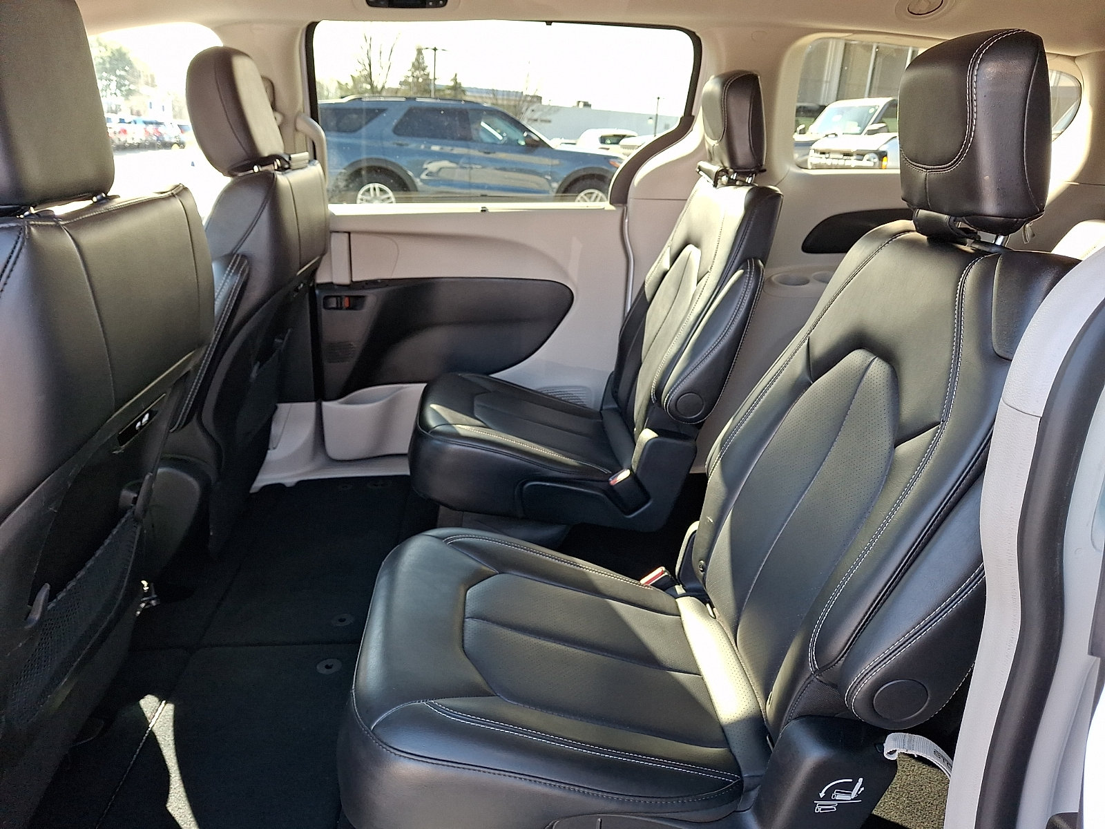 Used 2024 Chrysler Pacifica Touring-L FWD image 13