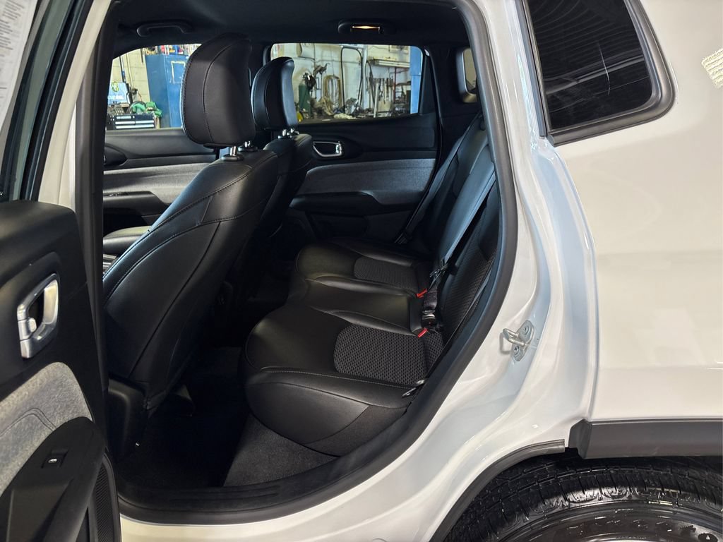 Used 2025 Jeep Compass Latitude AWD/4WD image 11