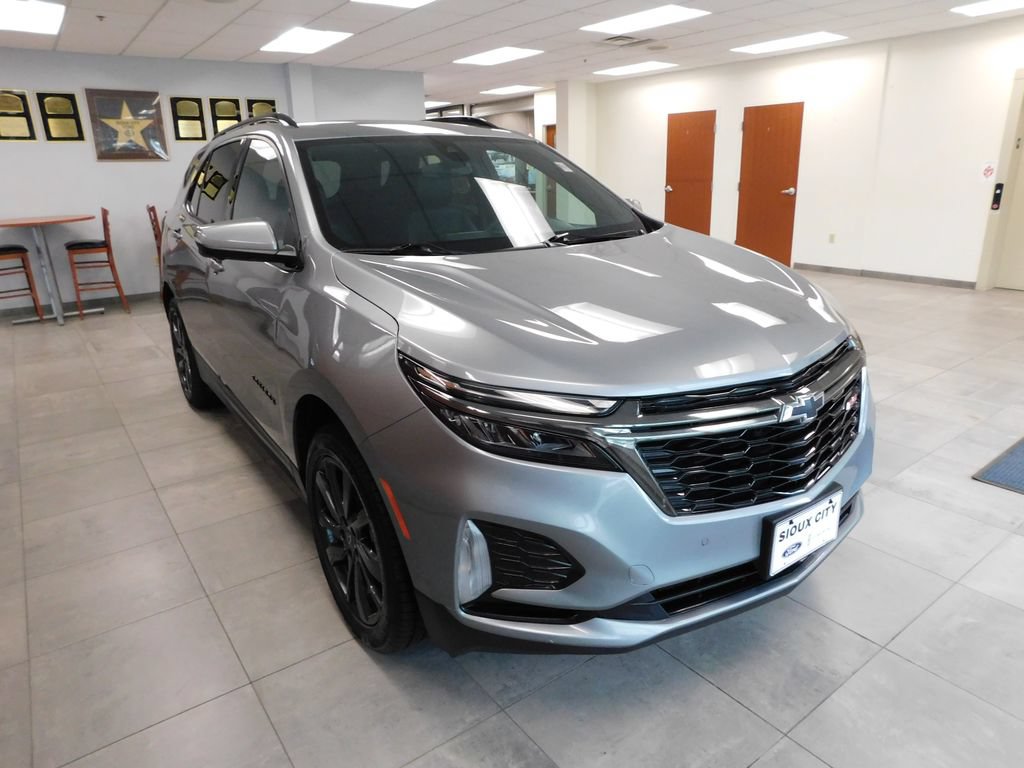 Used 2023 Chevrolet Equinox RS AWD/4WD image 3