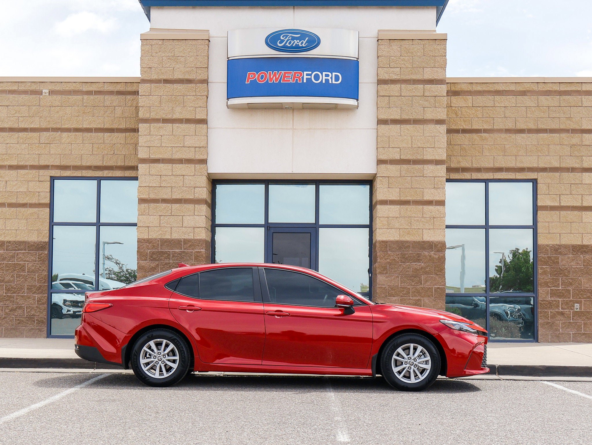 Used 2025 Toyota Camry LE FWD image 5