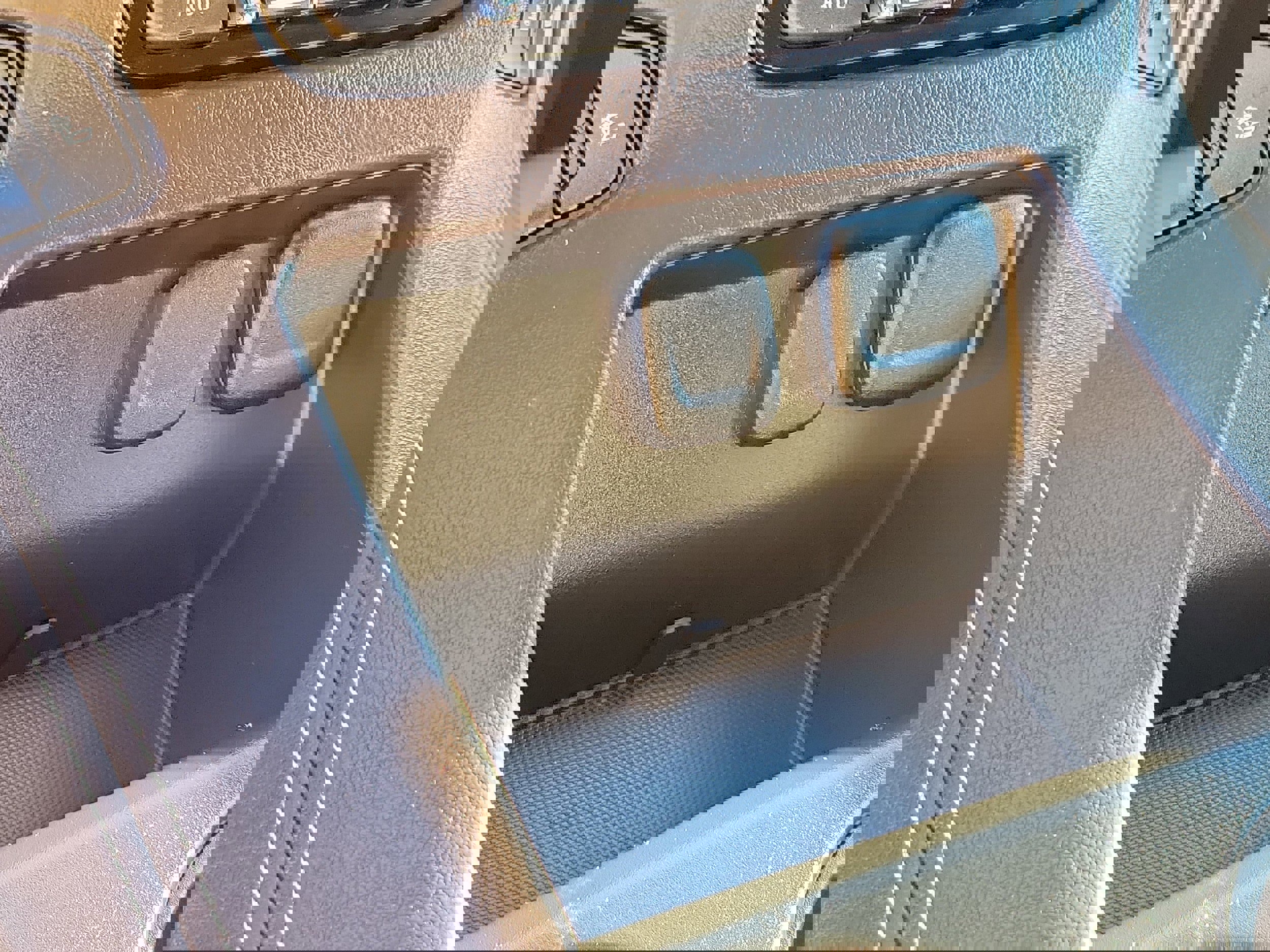 Used 2018 Chevrolet Suburban LT w/ Luxury Package image 34