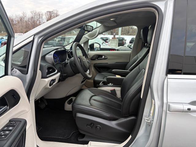 Used 2024 Chrysler Pacifica Touring-L image 13