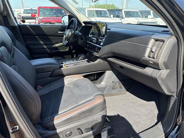 Used 2025 Nissan Pathfinder Platinum w/ Cargo Package AWD/4WD image 21