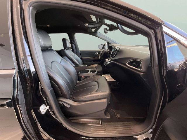 Used 2025 Chrysler Pacifica Select FWD image 20