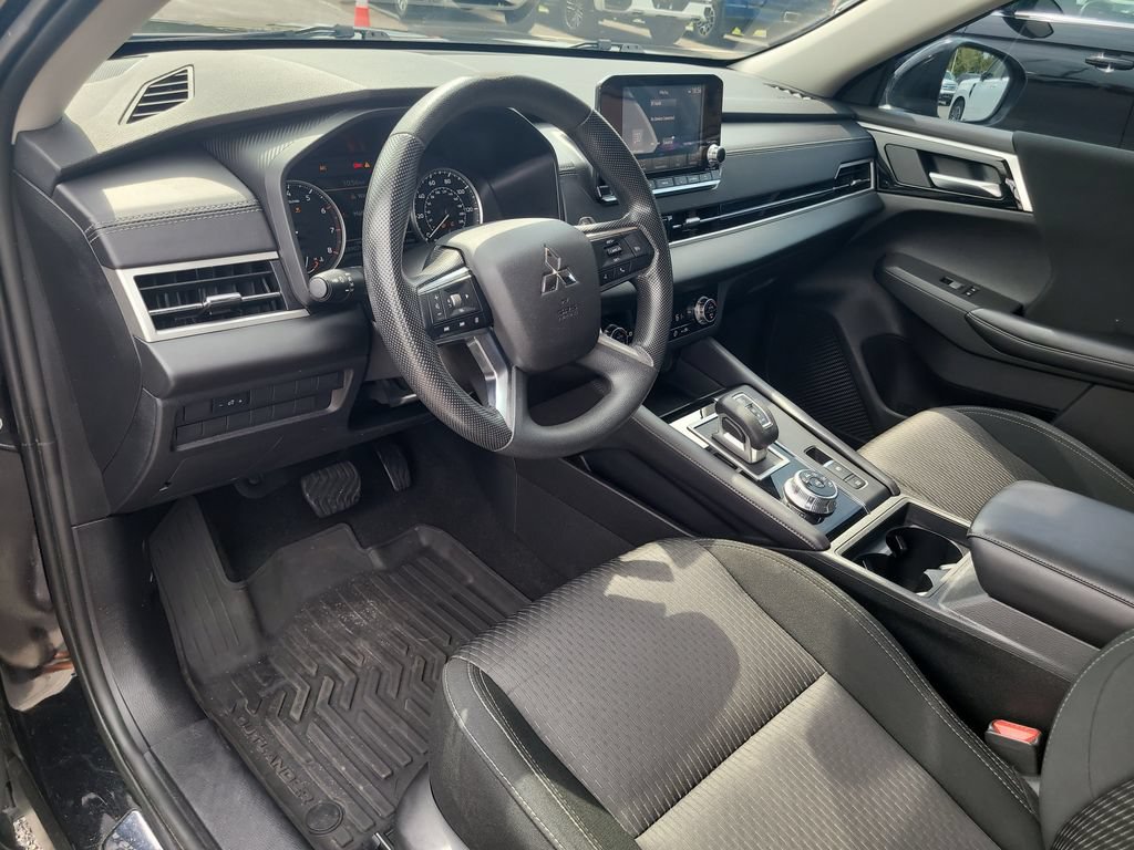 Used 2024 Mitsubishi Outlander ES FWD image 15