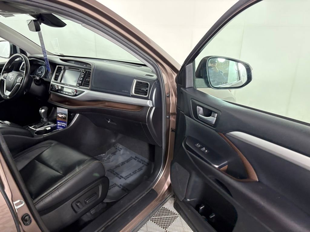 Used 2017 Toyota Highlander XLE image 38