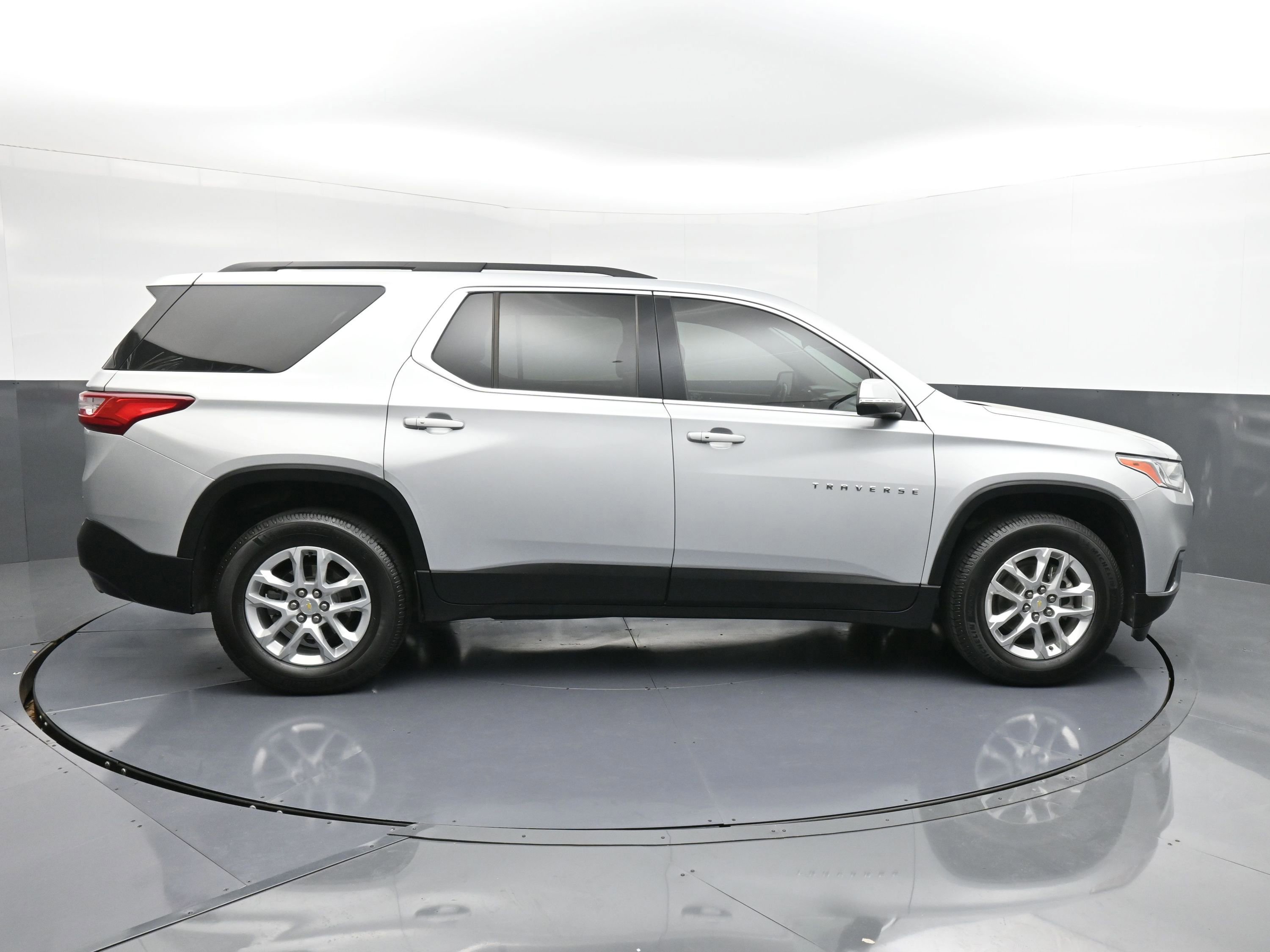 Used 2021 Chevrolet Traverse LT image 17