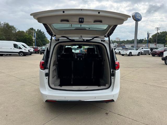 Used 2024 Chrysler Pacifica Touring-L image 7