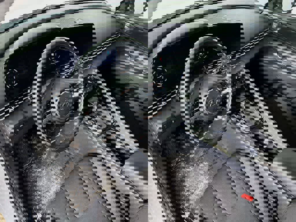 Used 2023 Hyundai Elantra SEL w/ Convenience Package image 2