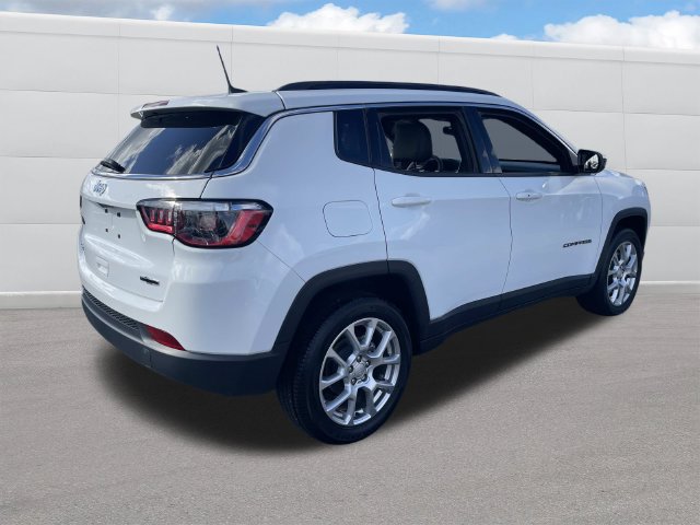 Used 2023 Jeep Compass Latitude w/ Sun and Sound Group AWD/4WD image 9