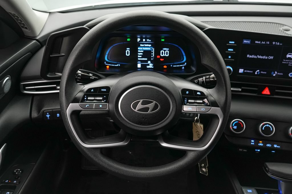 Used 2025 Hyundai Elantra SE FWD image 13