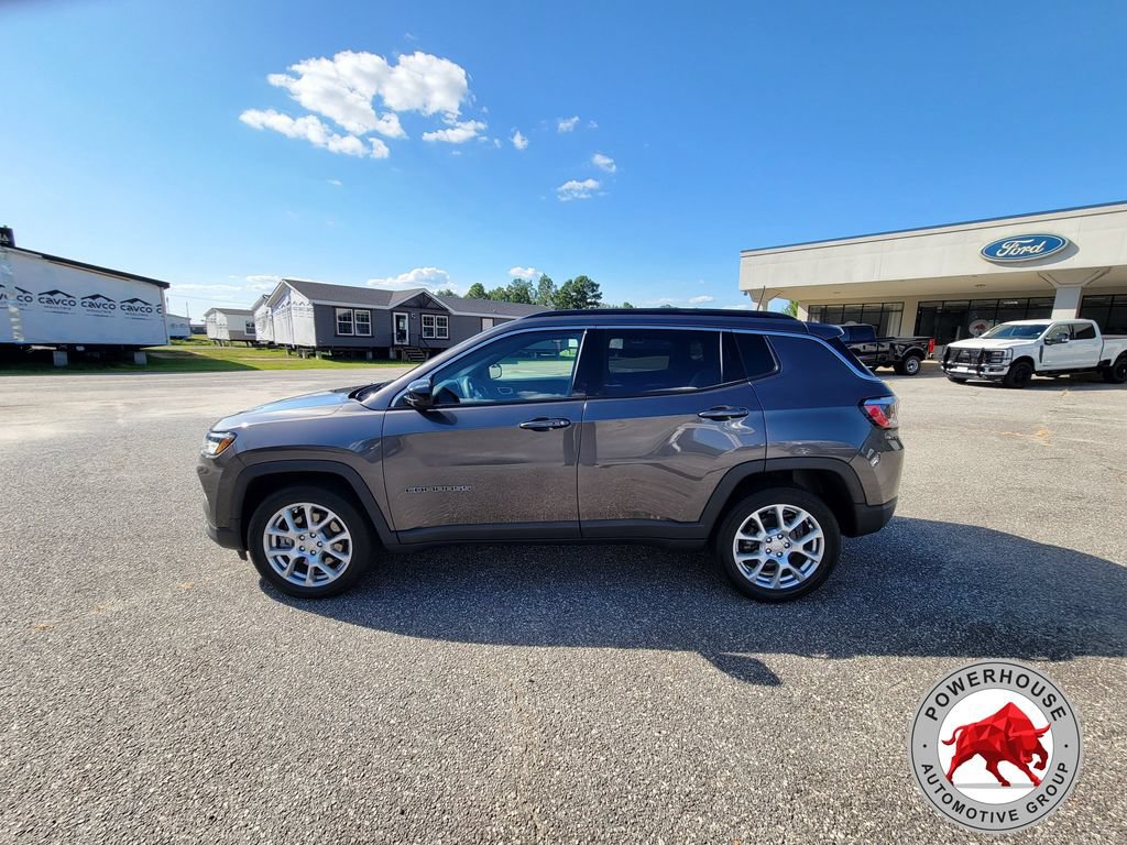 Used 2023 Jeep Compass Latitude AWD/4WD image 3