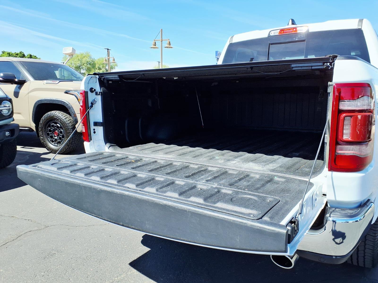 Used 2022 RAM 1500 Laramie AWD/4WD image 16