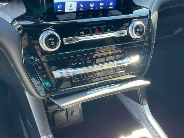 Certified 2022 Ford Explorer Platinum w/ Equipment Group 601A AWD/4WD image 37