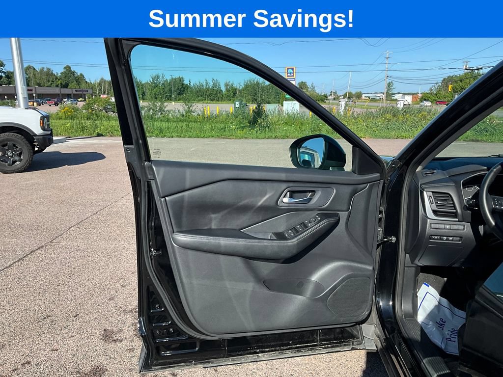 Used 2025 Nissan Rogue SV AWD/4WD image 18