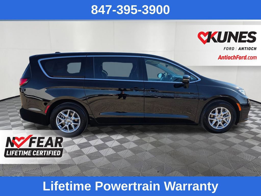 Used 2024 Chrysler Pacifica Touring-L image 6