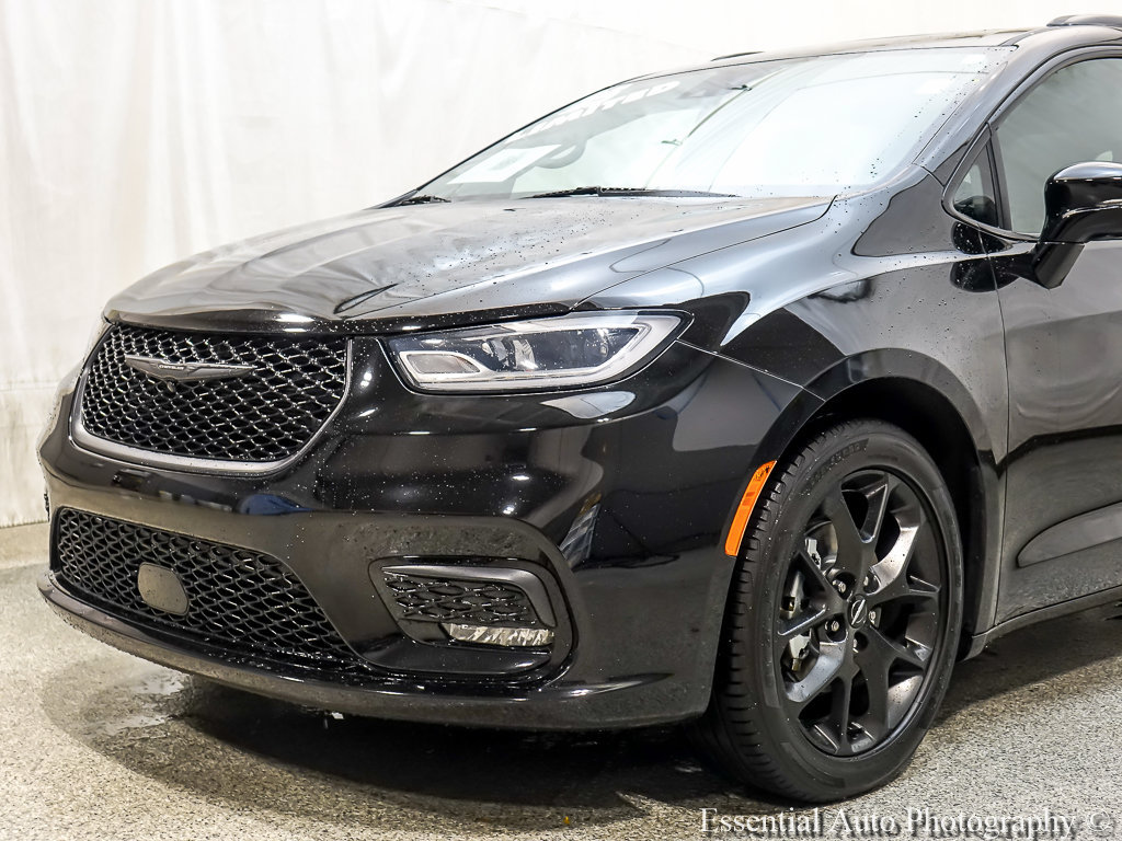 Used 2025 Chrysler Pacifica Limited FWD image 3