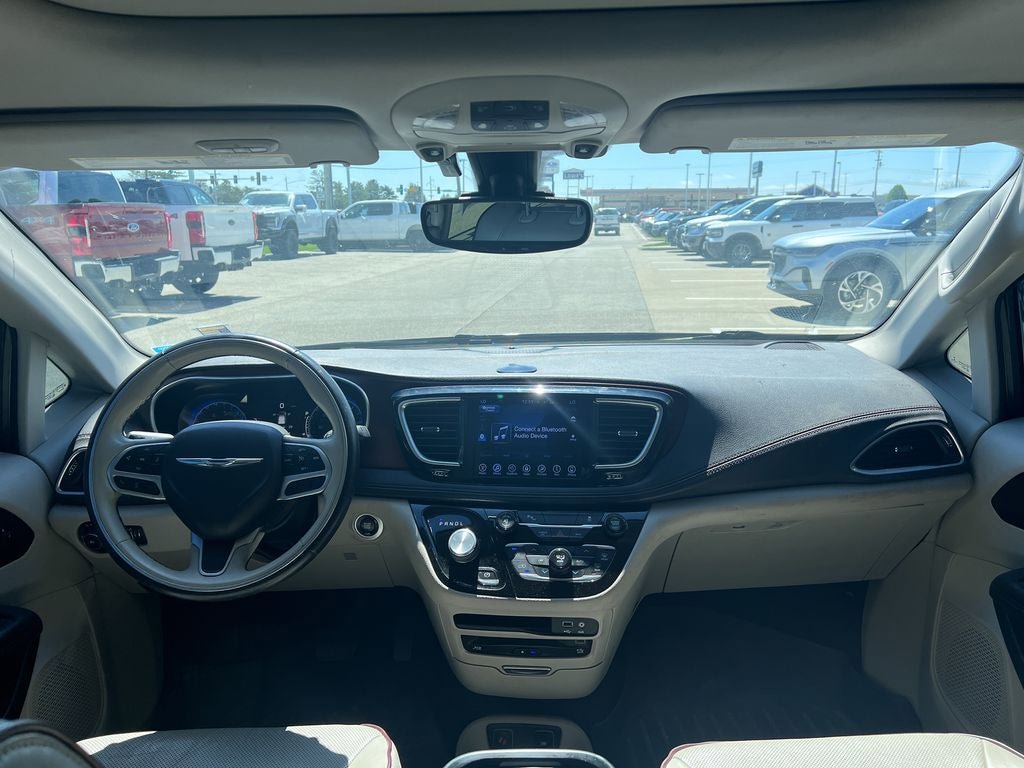 Used 2017 Chrysler Pacifica Limited w/ UConnect Theater Package FWD image 29
