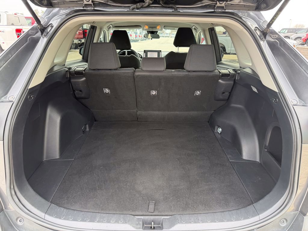 Used 2021 Toyota RAV4 LE image 15