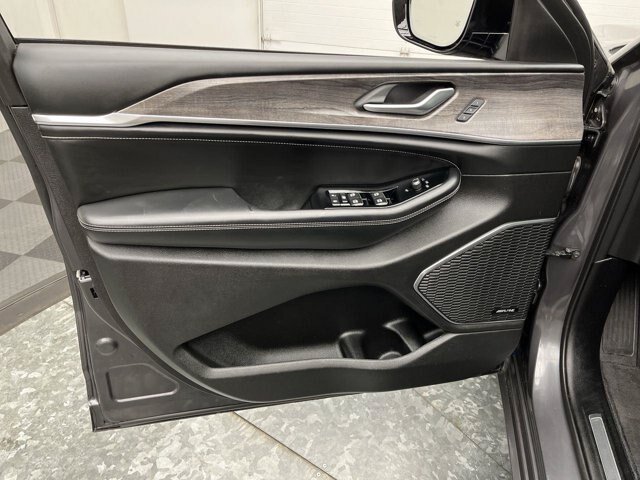 Used 2023 Jeep Grand Cherokee Overland AWD/4WD image 9